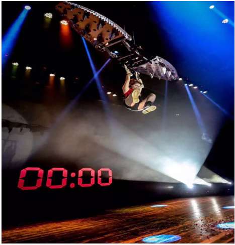 美女魔术师上演逃脱术 鲨鱼夹下险丧命