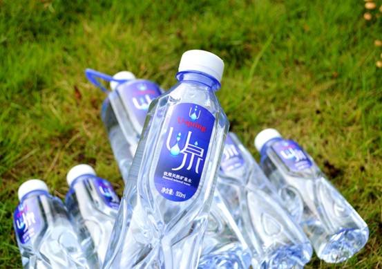 早饭前30分钟喝200毫升25-30度的烧开的u泉矿泉水,可以温润胃肠,使