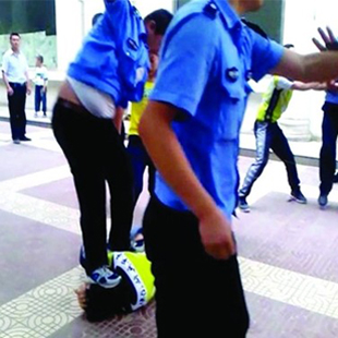延安城管脚踩商户头部