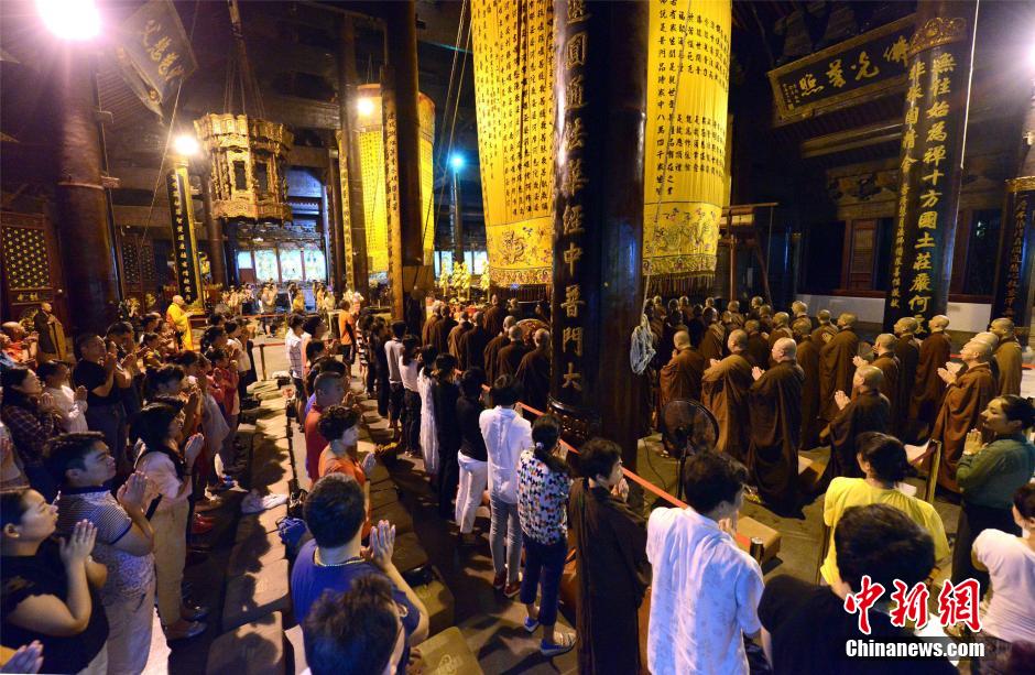 众在各自的寺院大殿,同时进行祈福祝愿法会,为天津爆炸受伤者诵经祈福
