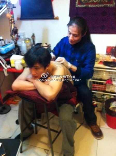 文章纹身现场照曝光 满背图案为爱女(图)