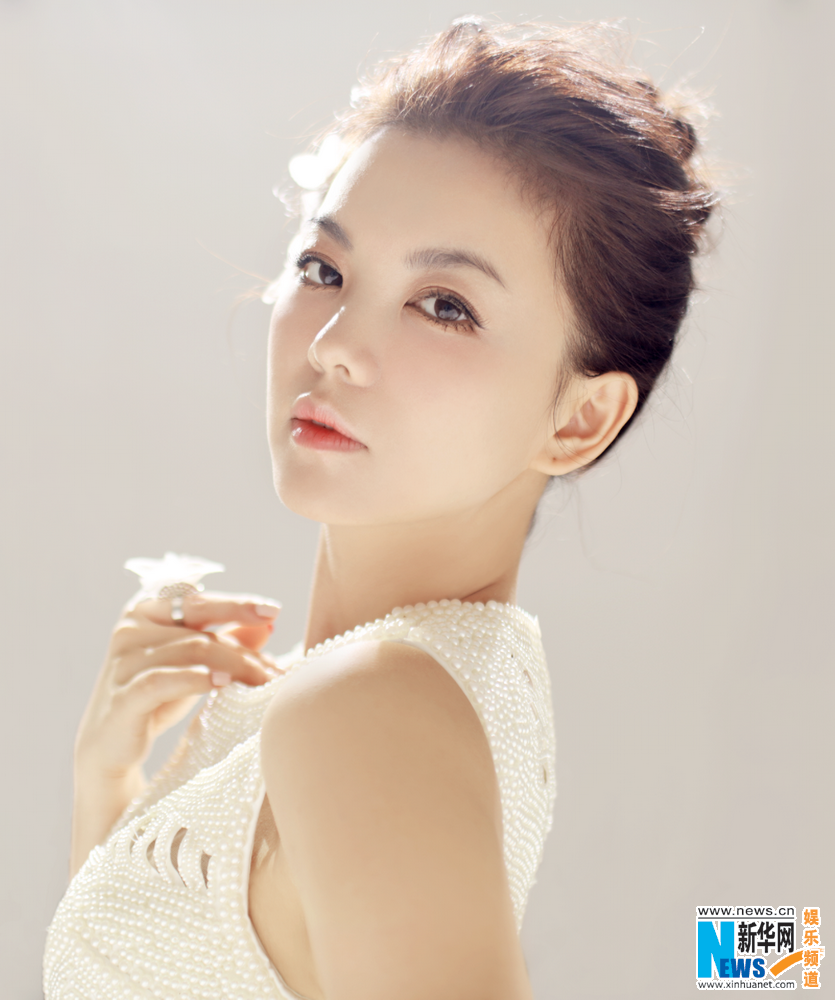 李湘最新唯美视觉大片 满珠镂空白裙凸显雪白嫩肌