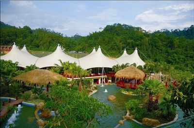 凤凰旅游 周边游 > 正文  肇庆盘龙峡 薰衣草木屋群全景 花期:盘龙峡