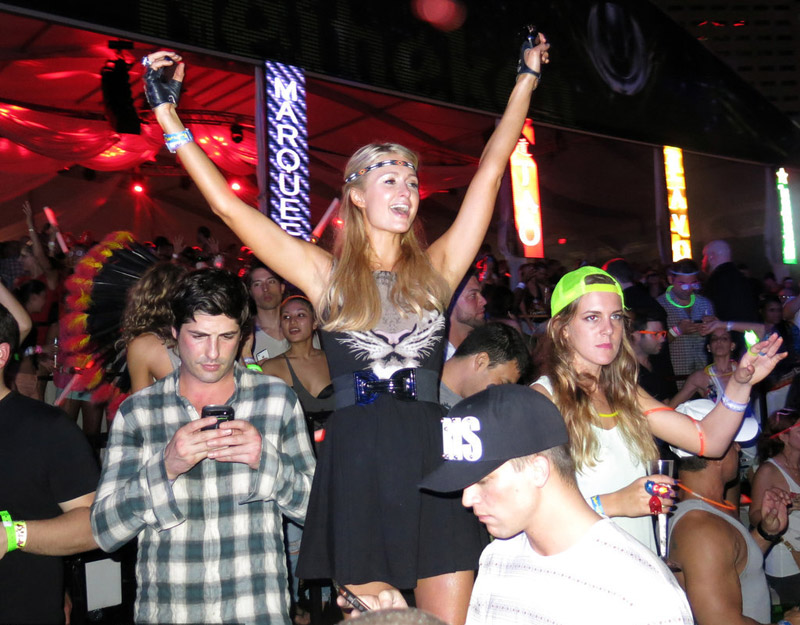 帕丽斯希尔顿夜店狂欢矗立众人中间玩自拍高清大图