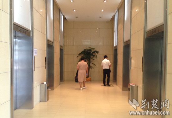光谷一写字楼电梯事故频发 因常年超负荷运转