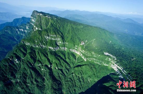 由16人组成的台湾旅行团5日下午在大陆四川省九寨沟峨嵋山金顶风景区