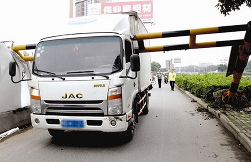 大貨車硬闖隧道被卡限高架 致路面擁堵2小時