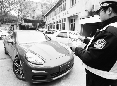 武汉一百万豪车挂假临牌违停路边被查