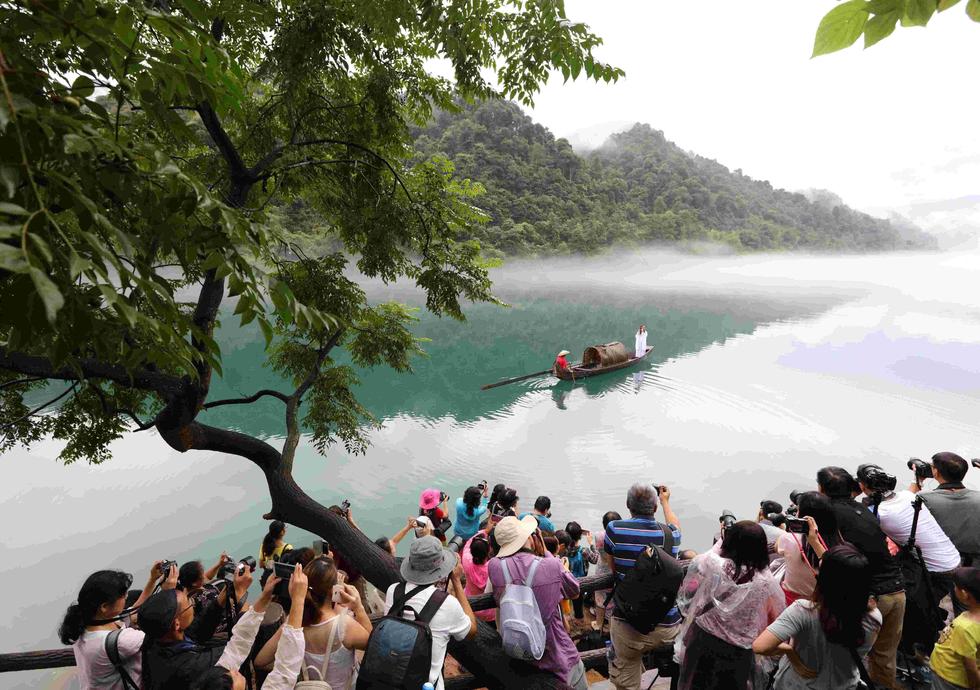 郴州雨后东江湖现云雾缭绕迷人景象