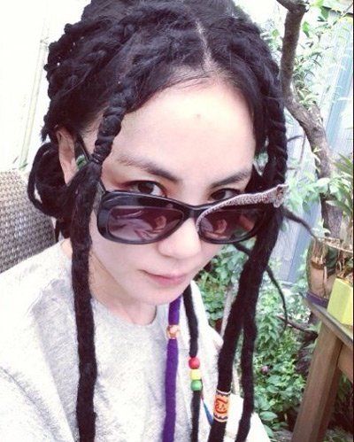 王菲晒搞怪造型 率性可爱似妙龄少女