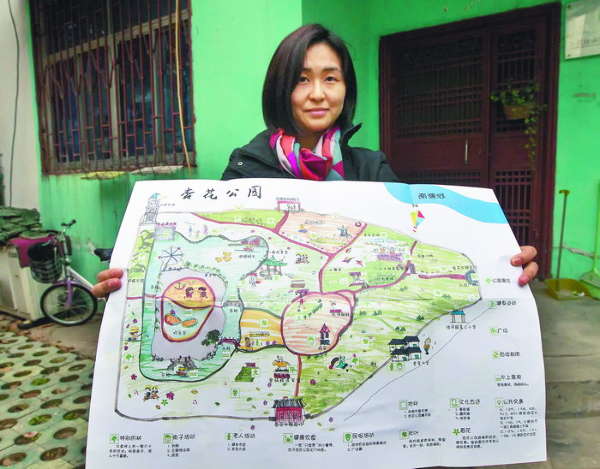80后合肥姑娘李夏洁正在展示省城杏花公园的绿色地图