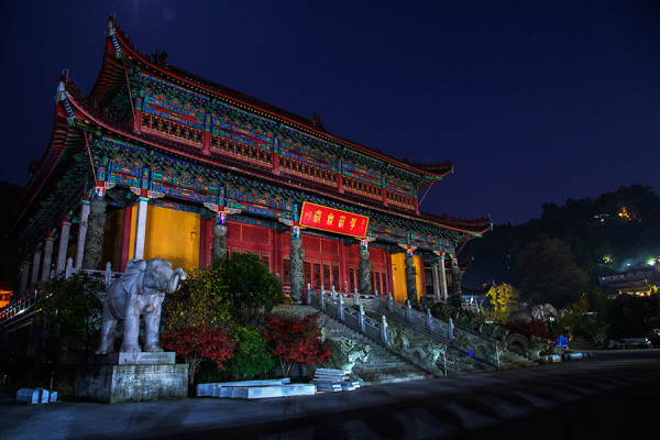 来到九华山当然要尝尝有名的九华素斋,九华素斋在造型艺术上属"以荤托