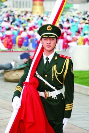 "共和国第一升旗手"升国旗5800余次零失误(图)