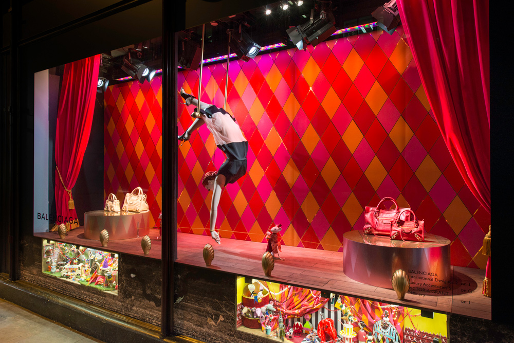 一扇扇橱窗摇身一变,化为活动木偶和表演者的奇幻世界,以舞台的形式