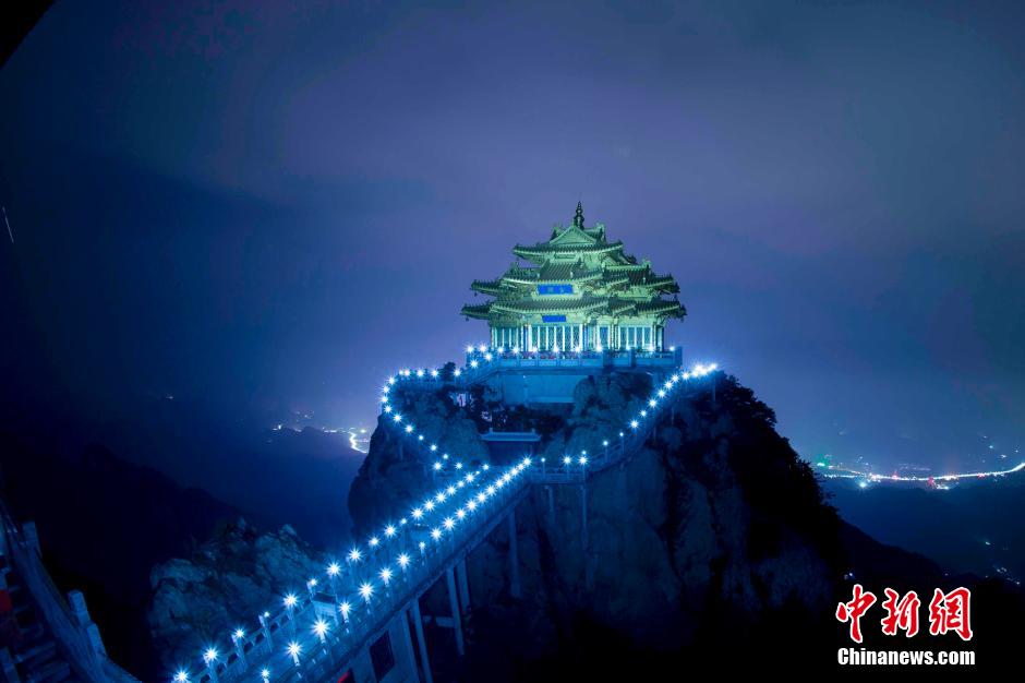 摄影师山顶上百次安天灯造天宫星河