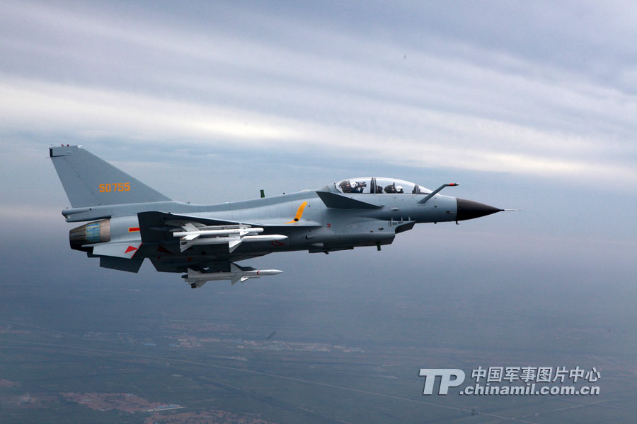 空军歼-10战机飞行特写