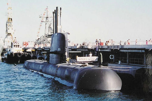 澳大利亚一艘柯林斯级常规潜艇动力舱起火