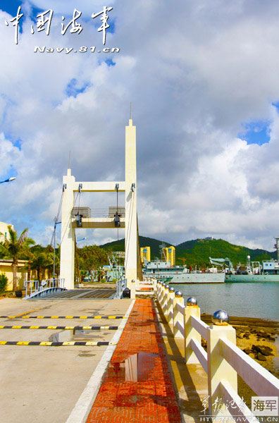 蓝天碧海:中国海军公开海南榆林军港内部风光(1/11)