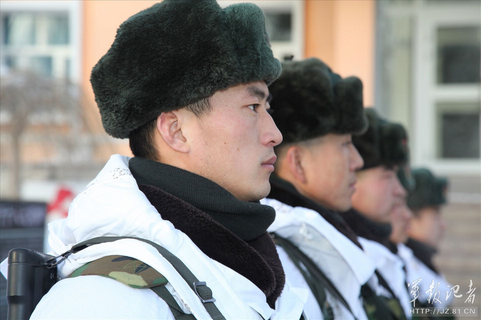 踏雪巡逻守边防:新疆塔城地区最低气温零下40度