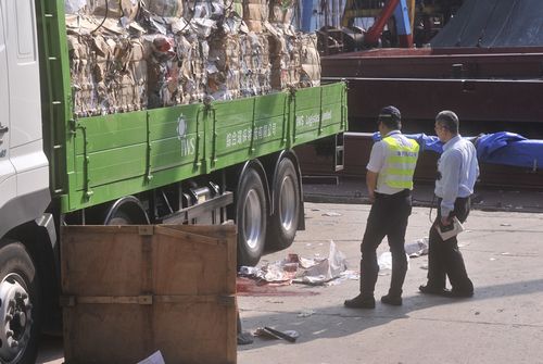 香港《大公报》报道,香港青衣醉酒湾货物起卸区昨(25日)发生夺命车祸