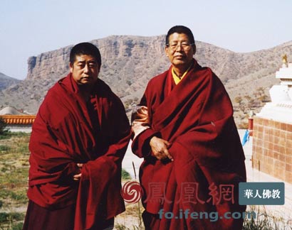 贾拉森活佛(右)在阿拉善南寺(图片来源:凤凰网华人佛教摄影:丹珍旺姆)