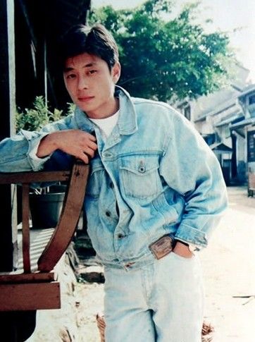 王杰93年写真被曝光 牛仔皮衣显青涩(图)|王杰|写真_凤凰娱乐