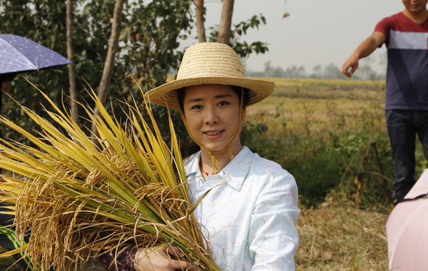 电影《守望女》讲述长江岸边一个小村庄的四个留守女人的故事.