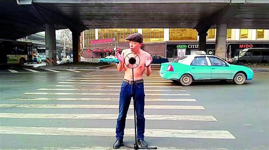 大四男生街头半裸卖包 称创业不怕被人嘲笑疯子(图)