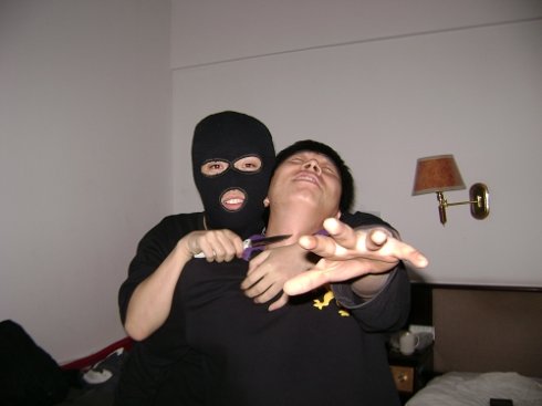 武汉三男子蒙面闯入居民家施暴逼问密码抢走4万元