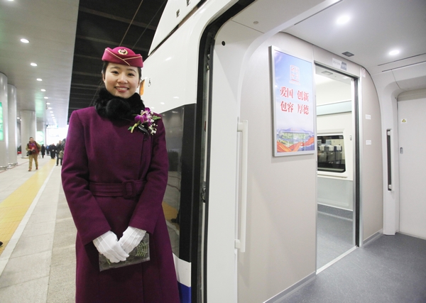 京广高铁美女乘务员冬日短裙制服彰显气质