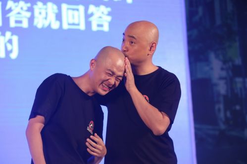 港囧發佈會包貝爾被逼念網友辱罵失態痛哭