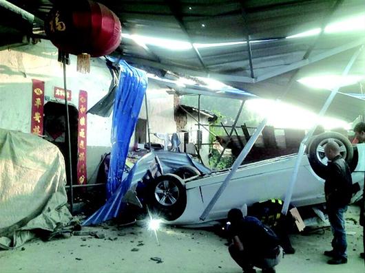 宝马失控撞民房 九旬屋主睡觉躲劫难