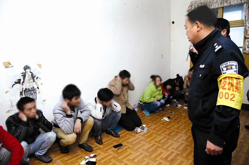 湖北荆州:小伙被骗入传销 手机藏裤裆发出求救信息