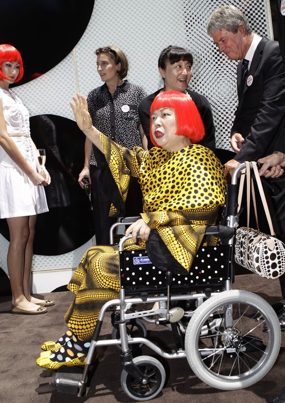 louisvuitton草间弥生新品揭幕波点太后坐轮椅亮相
