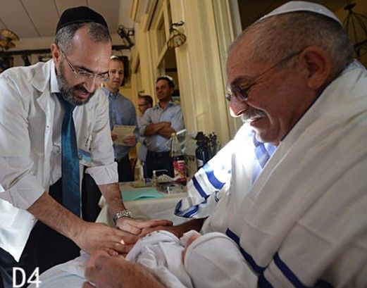 实拍以色列出生8天男婴割礼仪式组图