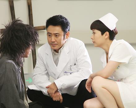 吴秀波在《心术》中扮演医生