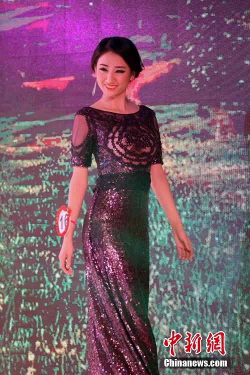 环球小姐大赛北京区域赛上演热辣比基尼秀