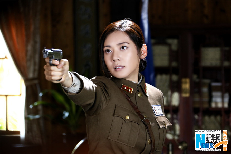 南侨热播秋瓷炫文武双全被赞最美女中尉