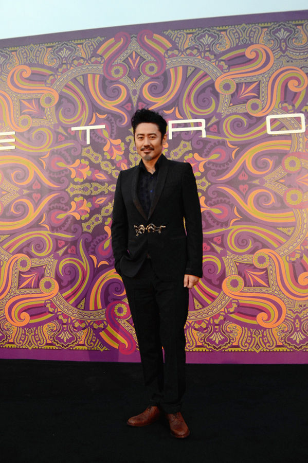 吴秀波现身时尚大秀精致印花尽显儒雅帅气