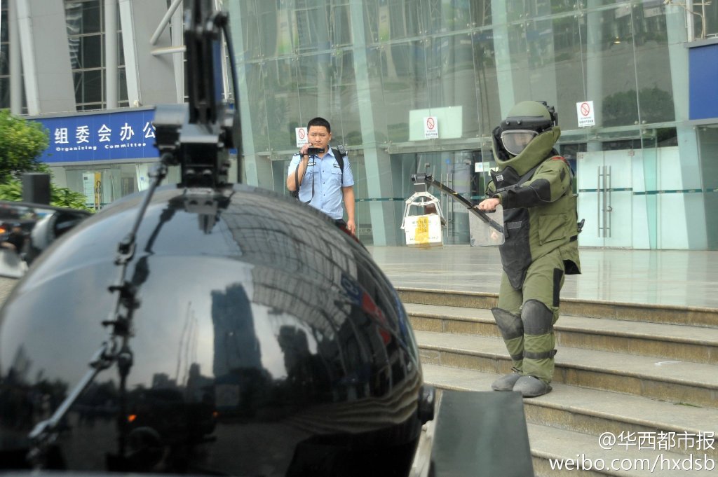 成都警察穿80斤重排爆服进行"反恐排爆"演练(图)
