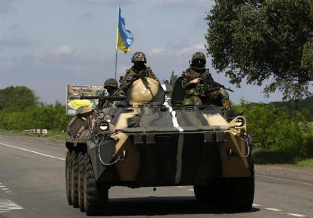 5月13日，烏克蘭軍方裝甲車在東部城鎮Slaviansk巡邏。