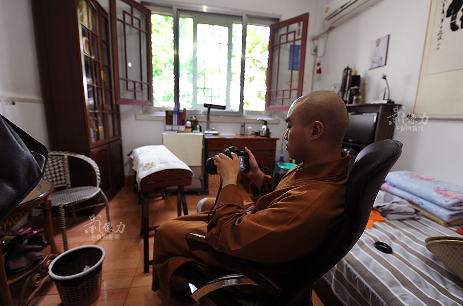 微信,微博和qq,现代僧人的生活并非于世隔绝