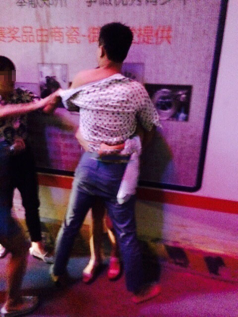 小三被当众扒衣赤裸和男方搂一起