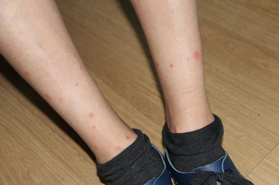 模拟看守所中戴着手铐如何写信(摄影朱振南)