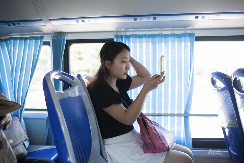 前一天晚上睡得很晚,杨爽早晨睡过了半个小时,她从学校赶到湘潭汽车