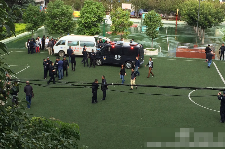 图片 全景社会 > 正文          昆明市北京路明通小学发生踩踏事故