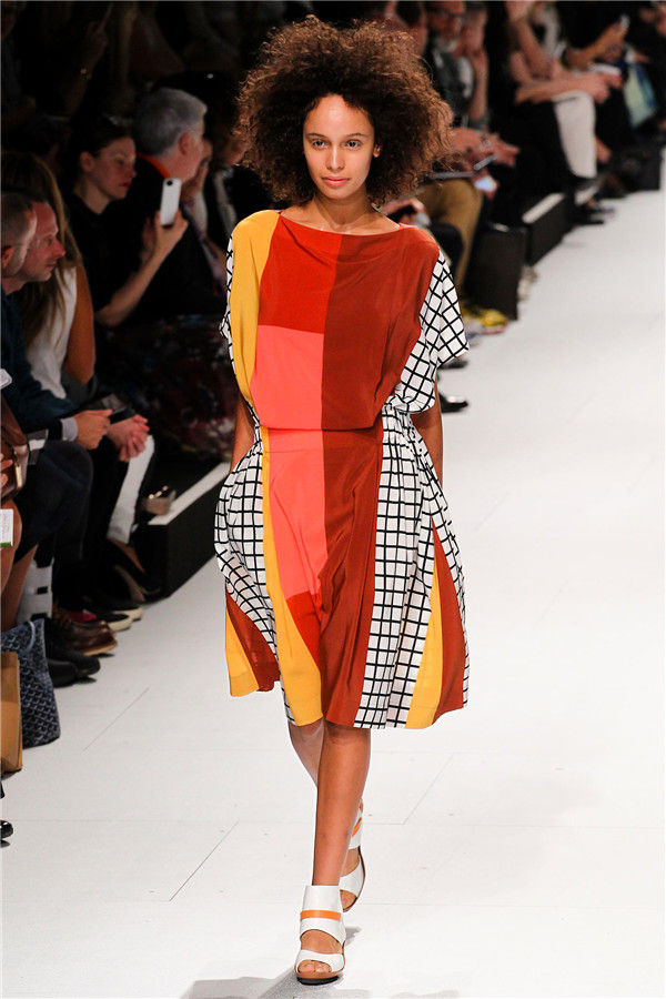 isseymiyake2015春夏系列卫生纸与桌布占领t台
