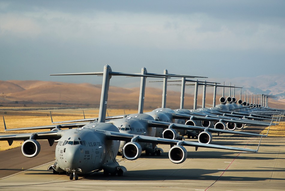 美国空军战略运输机加油机排排站气场强大