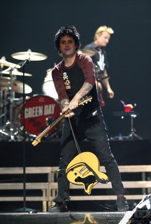 首日演出大腕云集,green day因不满音乐节流程安排,现场怒砸吉他