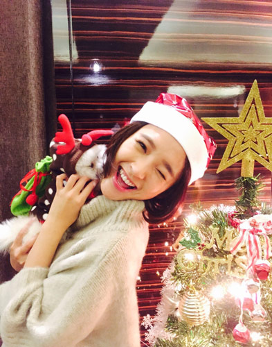 唐艺昕和自家萌宠过圣诞 狗狗扮驯鹿(图)
